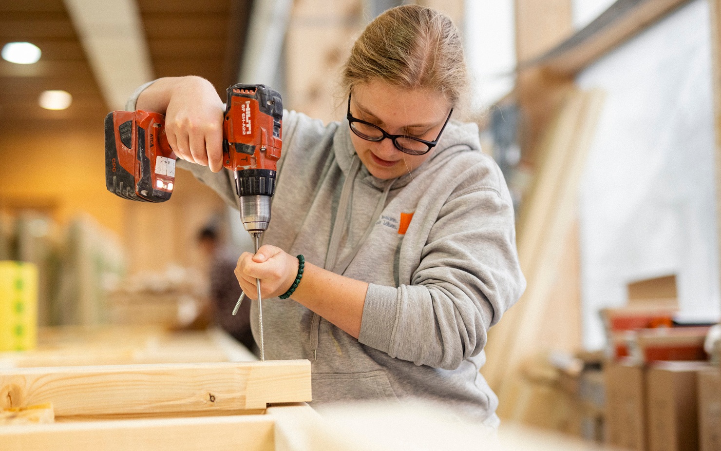 Zimmerin bei der Arbeit