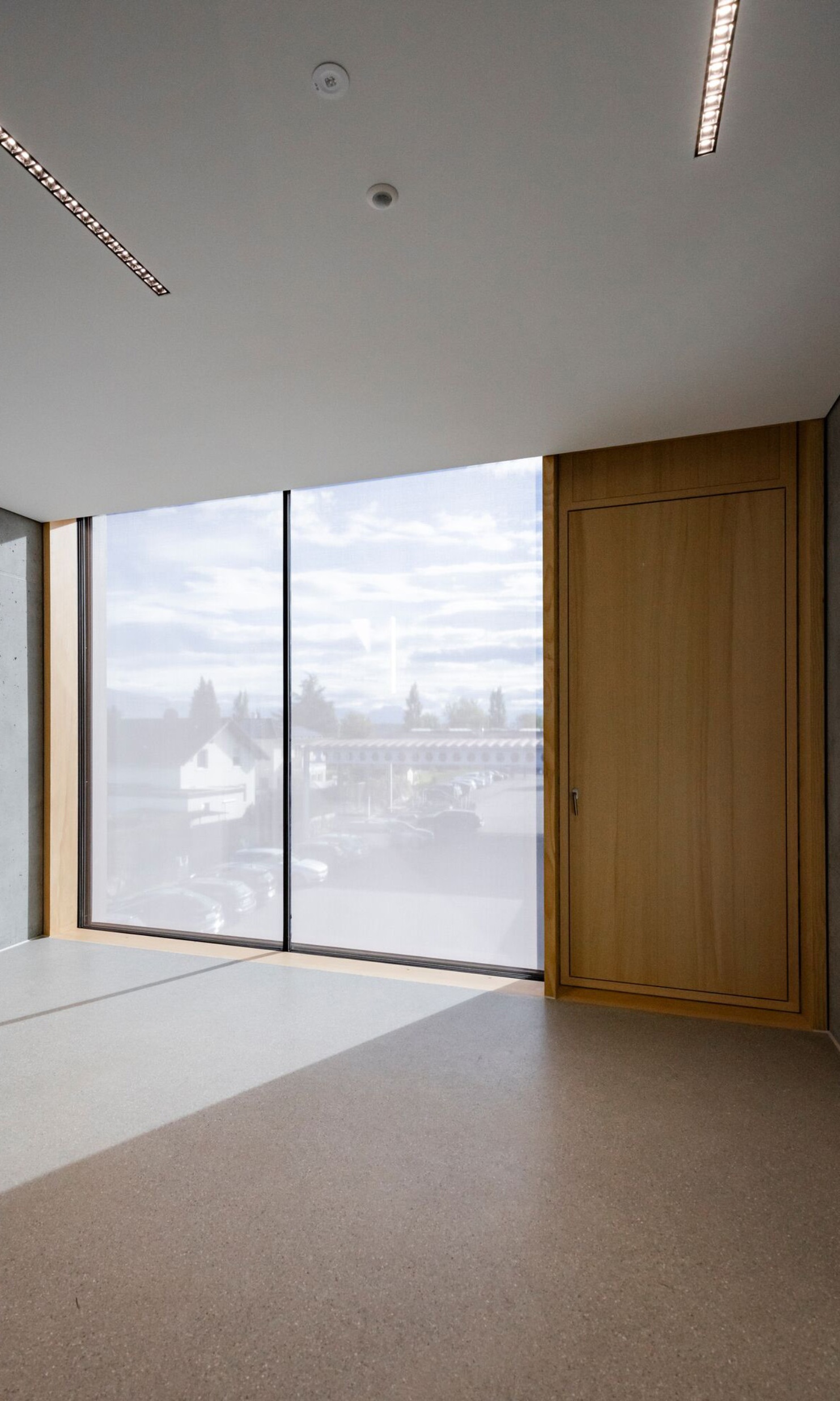 Innenraum mit Holztüre und grossem Fenster