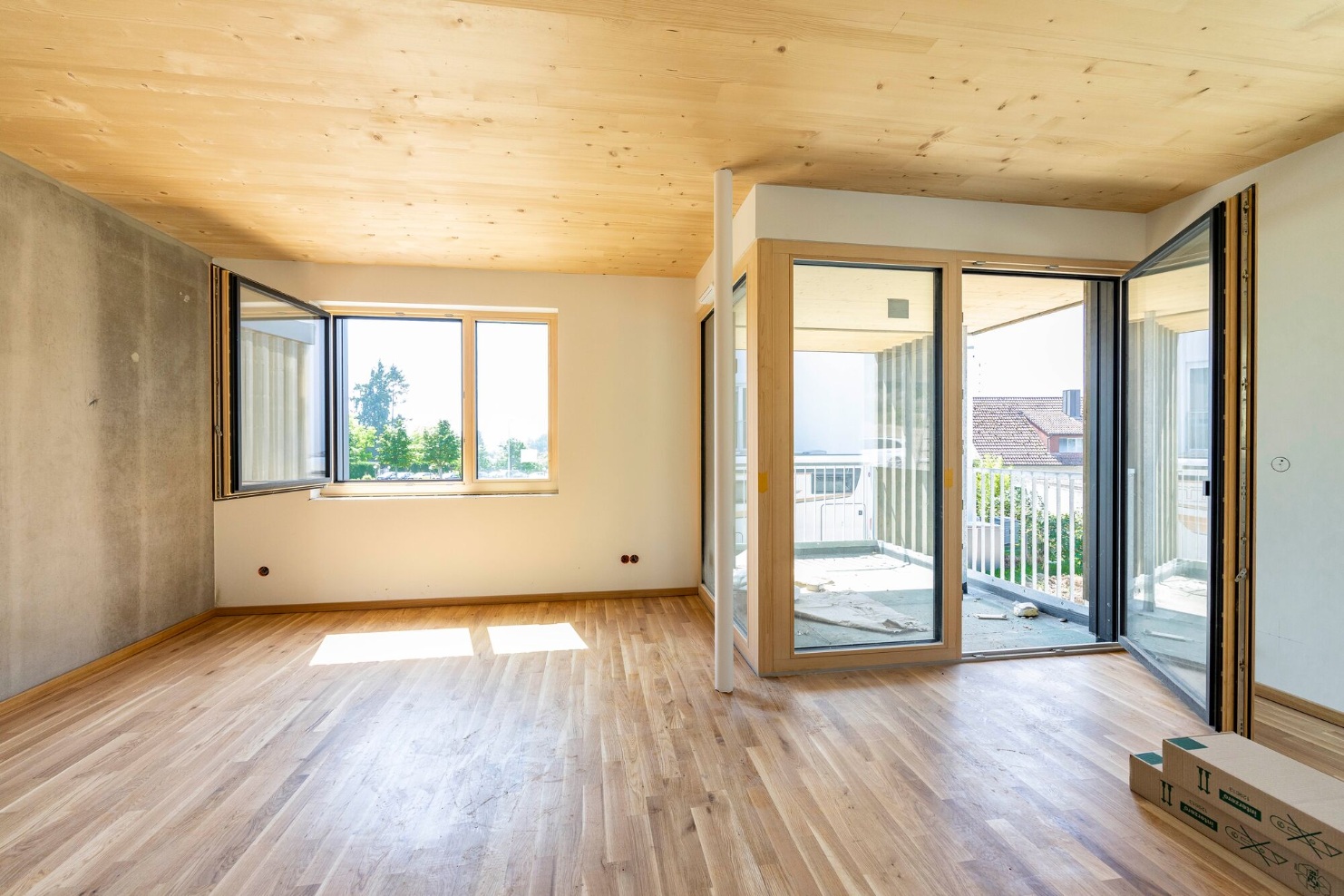 Innenraum mit Holzdecke