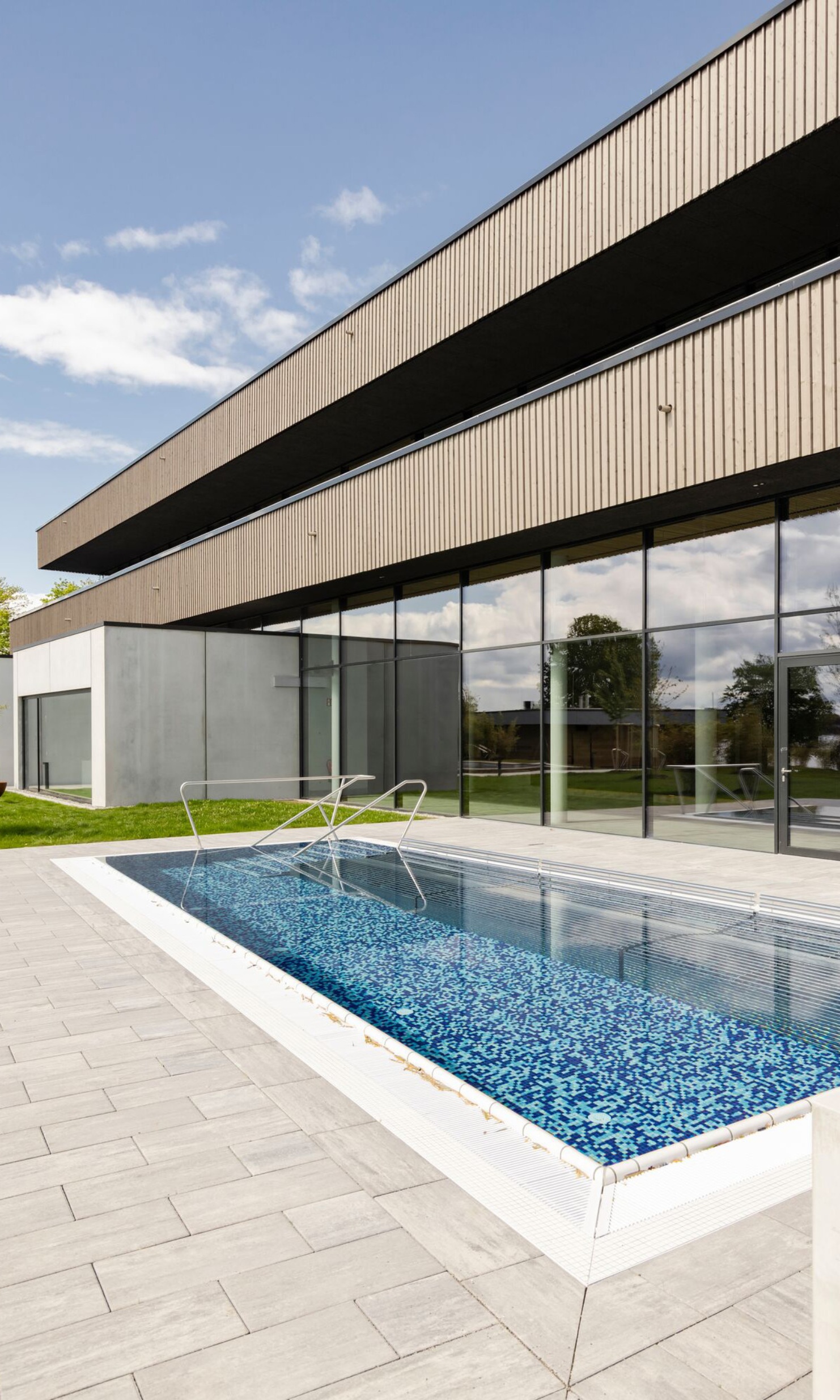 Fassade der Therme Lindau mit Außenbecken