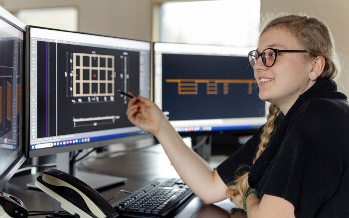 Cecile Berchtel bei der Arbeit als Zeichnerin