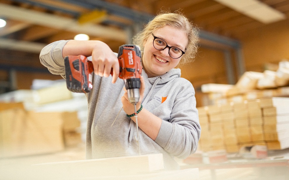 Cecile Berchtel bei der Arbeit als Zimmerin