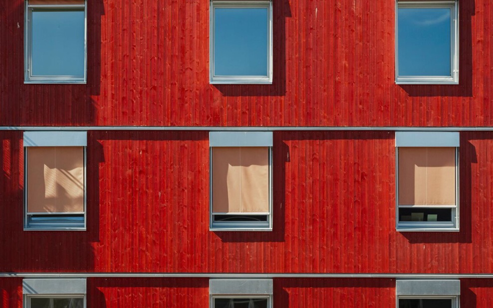 Fenster auf der roten Fassade der Wohnsiedlung Freiham