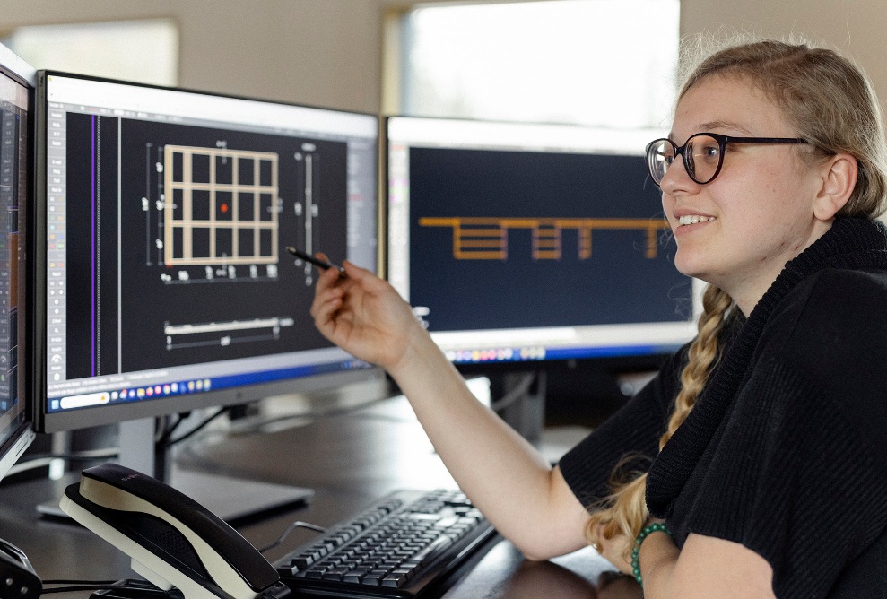 Cecile Berchtel bei der Arbeit als Zeichnerin