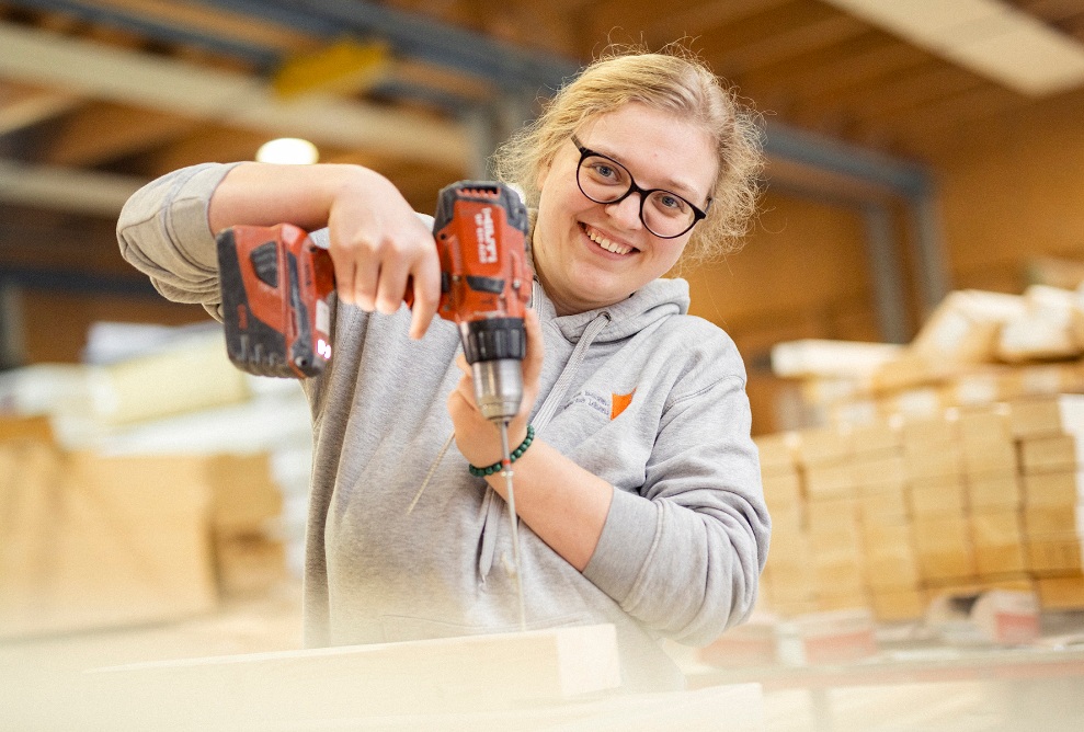 Cecile Berchtel bei der Arbeit als Zimmerin