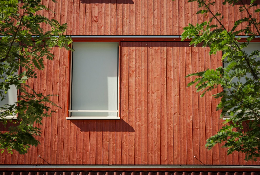 Fassade aus rotem Holz