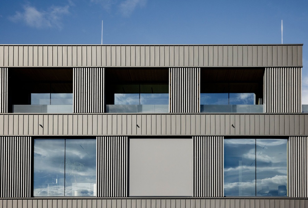 Fassade mit Fensterfront des Geschäftshauses GLL GmbH
