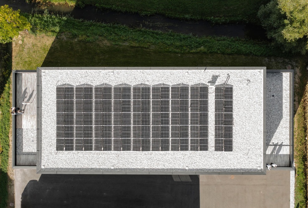 Photovoltaik auf dem Dach des Neubaus der GLL GmbH