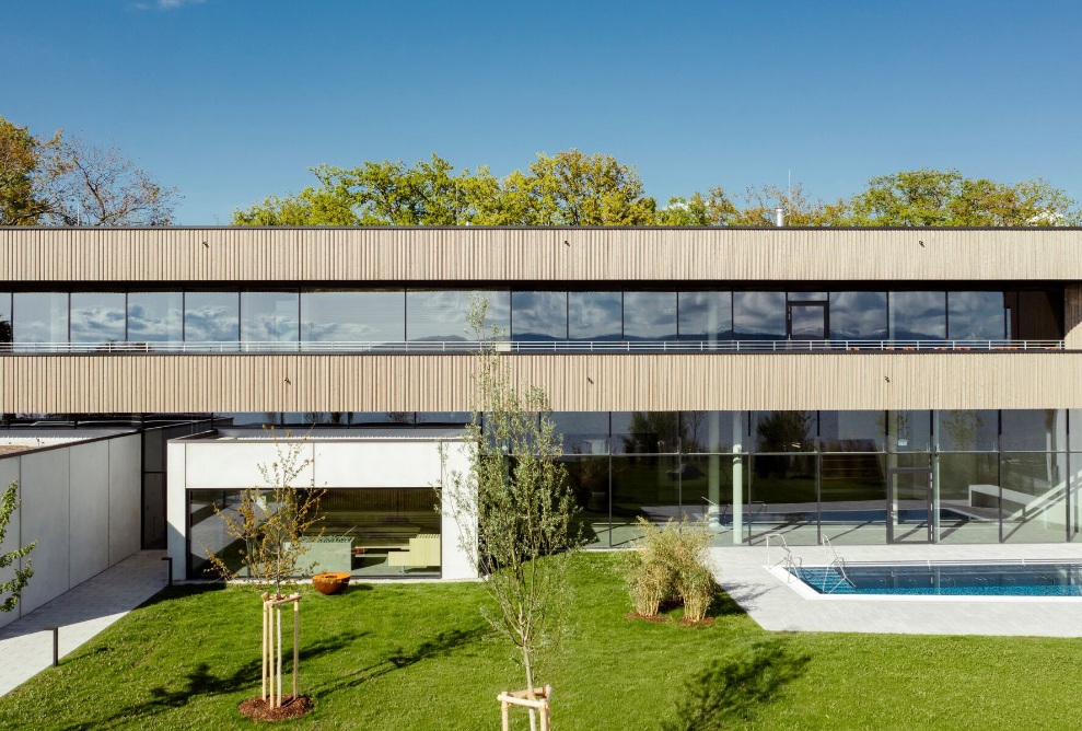 Neubau der Therme Lindau mit Außenbecken und Liegewiese