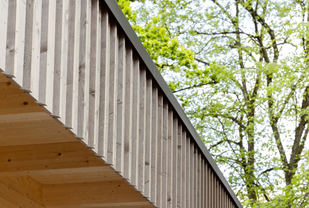 Holzfassade der Therme Lindau im Detail
