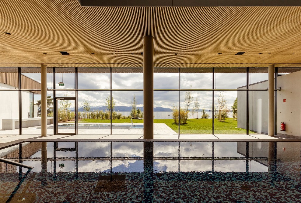 Blick aus dem Innenbereich der Therme Lindau auf den Bodensee